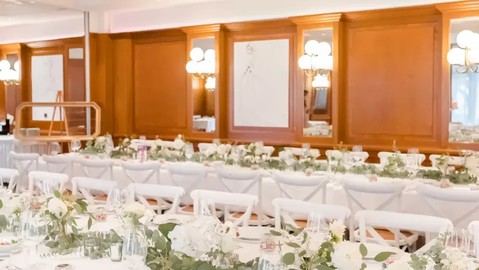Festlich gedeckter Veranstaltungsraum im Restaurant Kurfürst mit Blumenarrangements