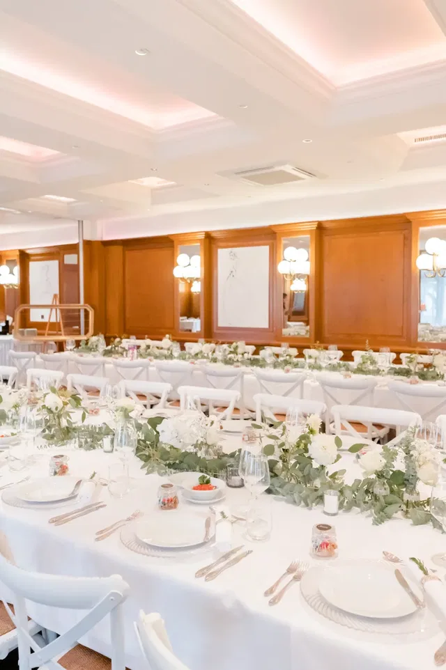 Festlich gedeckter Veranstaltungsraum im Restaurant Kurfürst mit Blumenarrangements