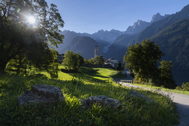 Soglio mit Kirche, alten Häusern und der Bergkulisse der Val Bondasca