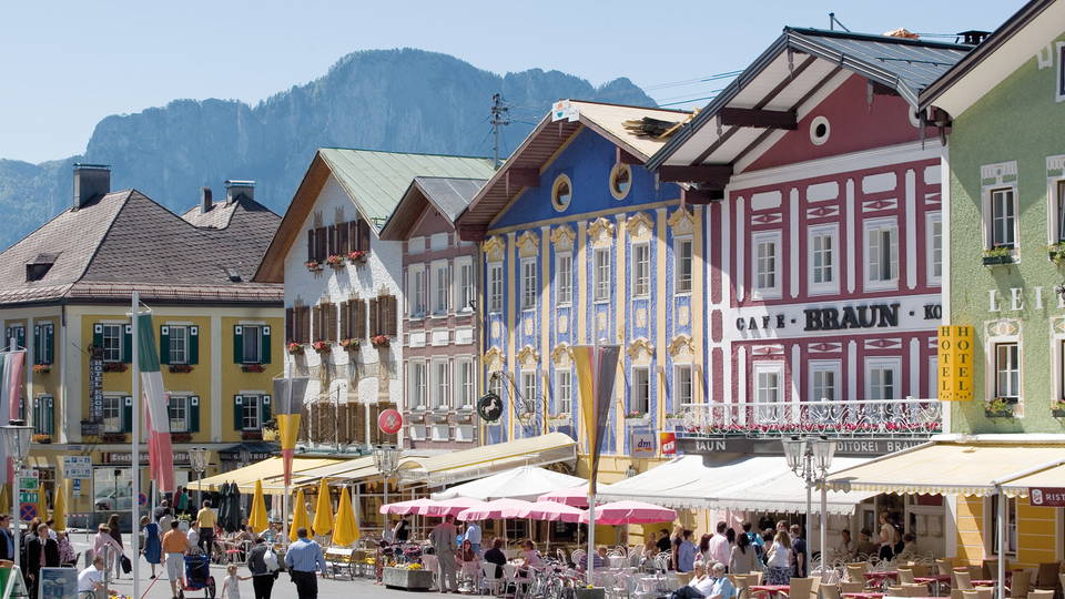 Farbige historische Häuser am Marktplatz von Mondsee