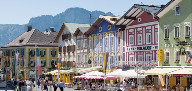 Farbige historische Häuser am Marktplatz von Mondsee