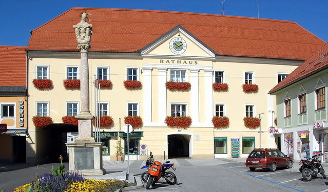 Städtisches Umfeld des Bezirksheimatmuseums: Neues Rathaus am Hauptplatz in Völkermarkt