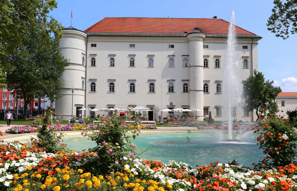 Stadtpark Spittal an der Drau – Springbrunnen und Blick auf Schloss Porcia