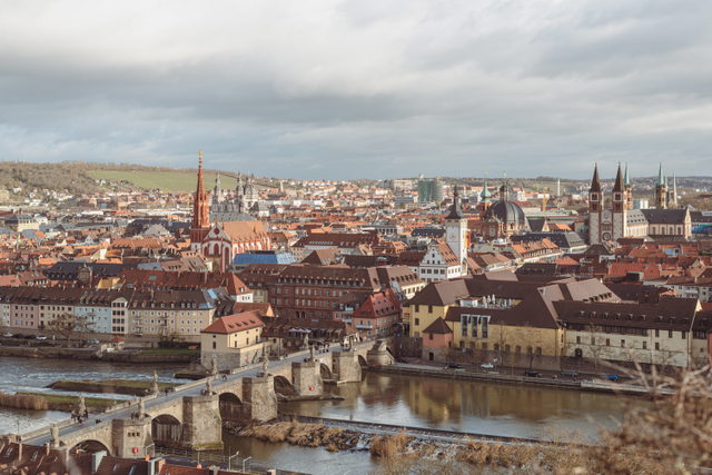 Alte Mainbrücke in Würzburg mit Altstadt und Main