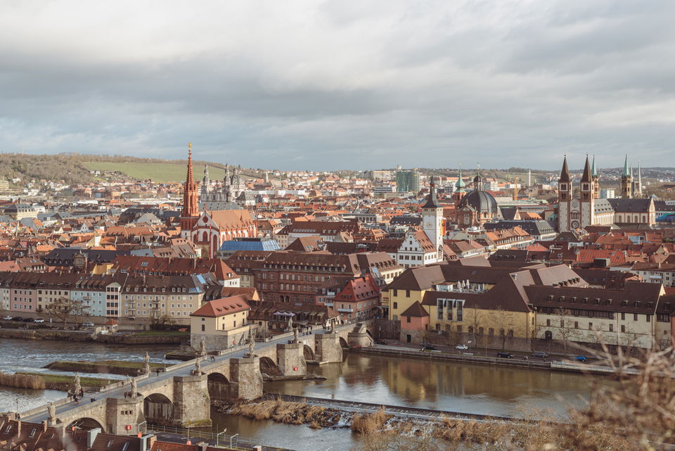 Alte Mainbrücke in Würzburg: Flussblick zwischen Heiligenfiguren und Altstadt