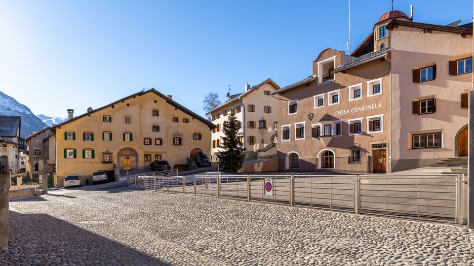Historischer Dorfkern Zuoz – Patrizierhäuser, Brunnen und Sgraffiti