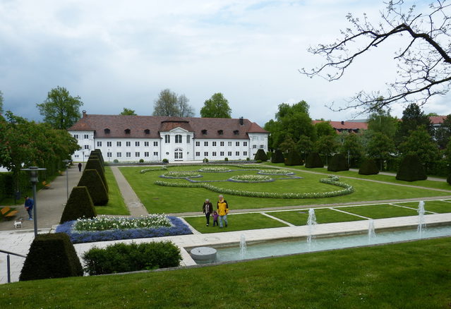 Gartenbeete und Wasserbecken vor der Orangerie im Kemptener Hofgarten