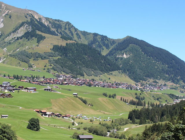 Sedrun mit Wiesen und Häusern im Tal