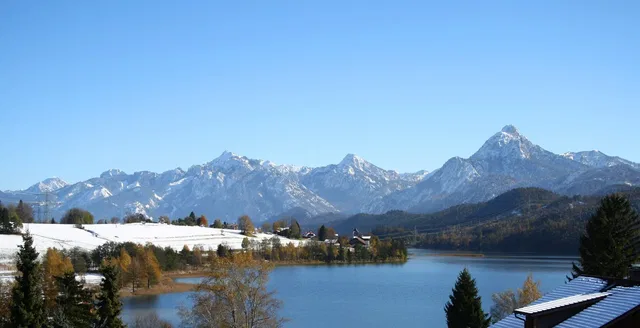 Weißensee bei Füssen mit der Pfarrkirche St. Walburga am gegenüberliegenden Ufer.