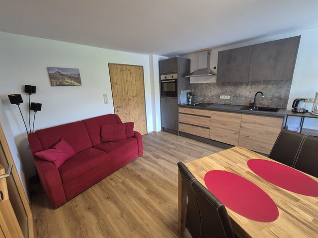 Küche und Wohnbereich der Ferienwohnung Zirbentraum