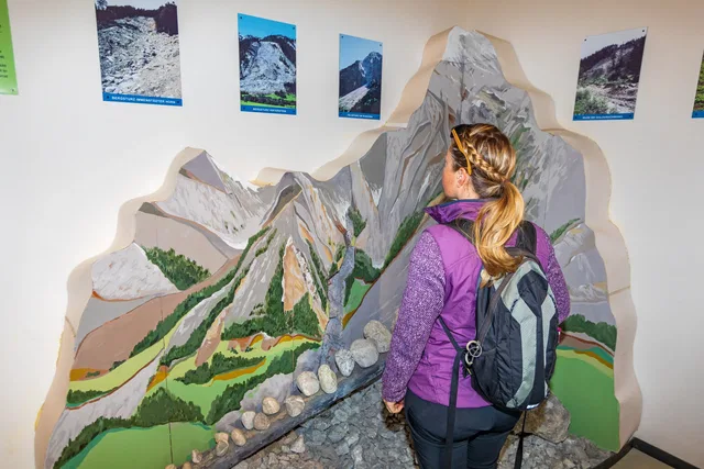Besucherin vor einem Gebirgsrelief in der Geologie-Ausstellung