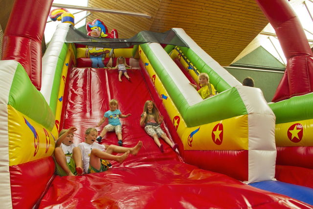 Kinder auf der großen aufblasbaren Rutsche