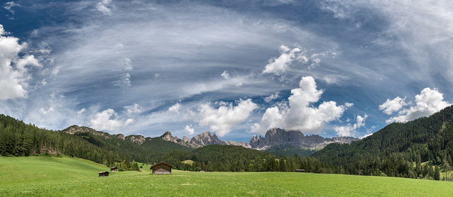 Wiesen und Wald vor der Rosengartengruppe bei Tiers