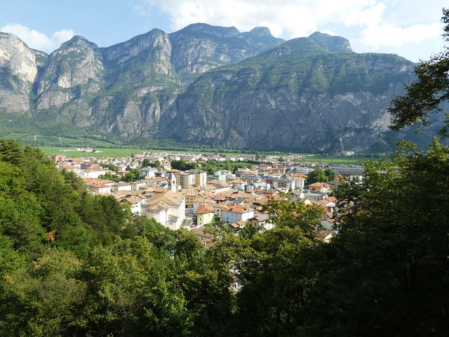 Mezzolombardo und die Felswände über der Piana Rotaliana