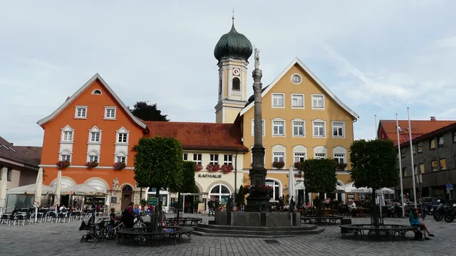Marienplatz in Immenstadt mit Mariensäule und Kirchturm.
