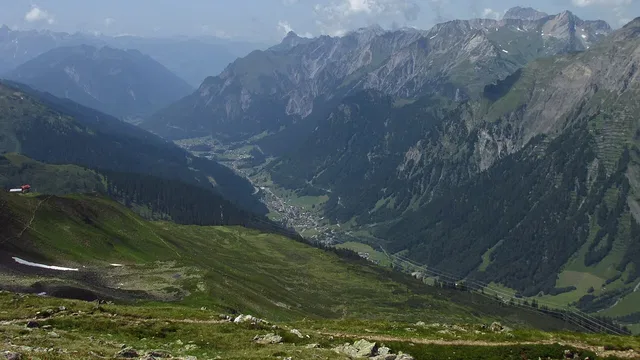 Sommerlicher Blick vom Albonagrat auf das Klostertal mit Klösterle im Mittelgrund; Landschaftsaufnahme des Tourengebiets.