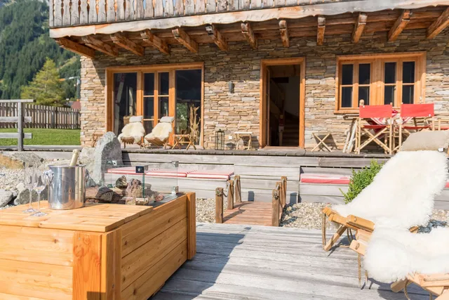 Terrasse mit Sitzgruppe vor der Chaletfassade