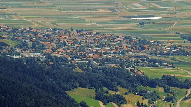 Blick von Nordwesten auf Rum und die Felder im Inntal.