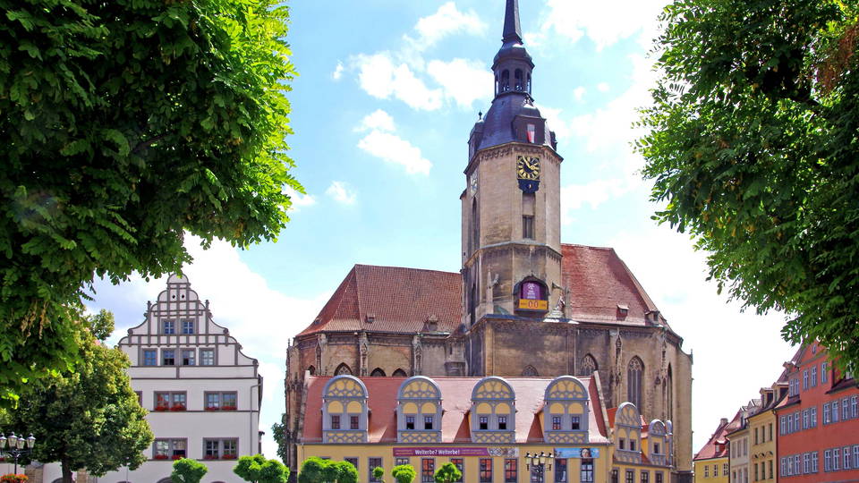 Marktplatz von Naumburg mit Blick zur Wenzelskirche außerhalb des Hussiten-Kirschfestes