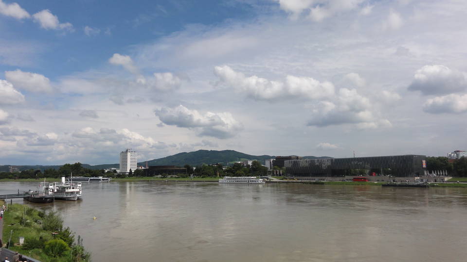 Donauufer mit dem Lentos in Linz