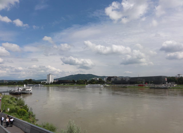 Donauufer mit dem Lentos in Linz