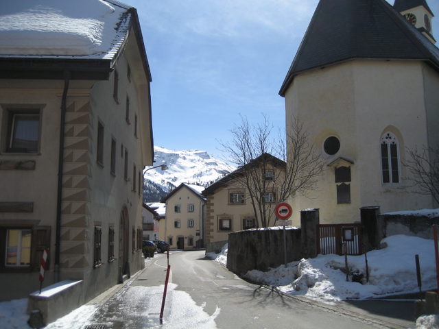Alte Engadiner Häuser und reformierte Kirche in Silvaplana im Schnee