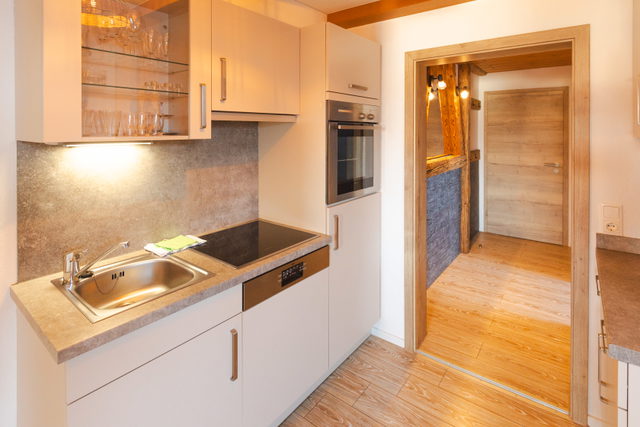 Küche der Ferienwohnung Hörnle mit Kochfeld und Backofen