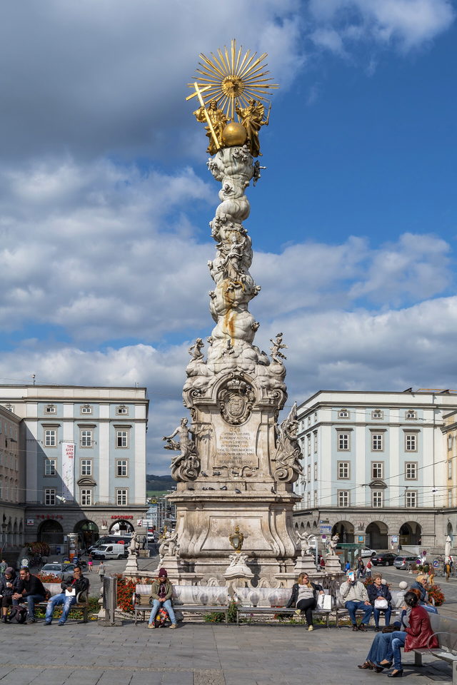 Dreifaltigkeitssäule auf dem Linzer Hauptplatz, Ortsaufnahme eines zentralen Festplatzes außerhalb des Pflasterspektakels
