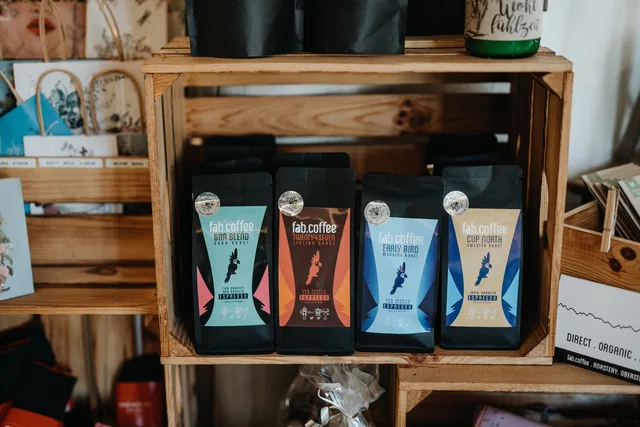 Kaffeebohnen in Beuteln im Verkaufsregal des bene.