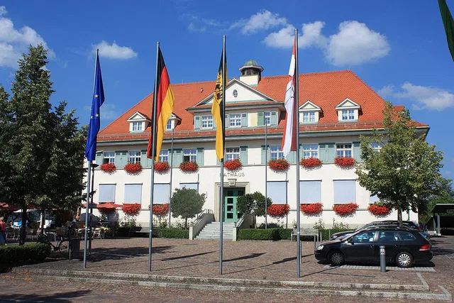 Rathaus Kressbronn mit Fahnen und Blumenkästen