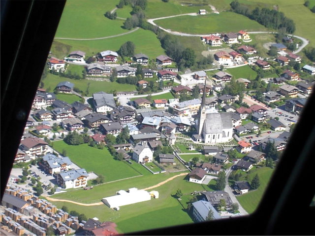 Ortskern von Maria Alm mit Kirche aus der Luft