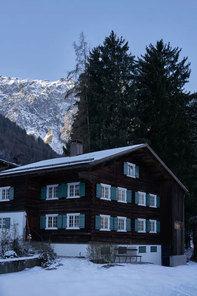 Haus Benedikta im verschneiten Wintergarten
