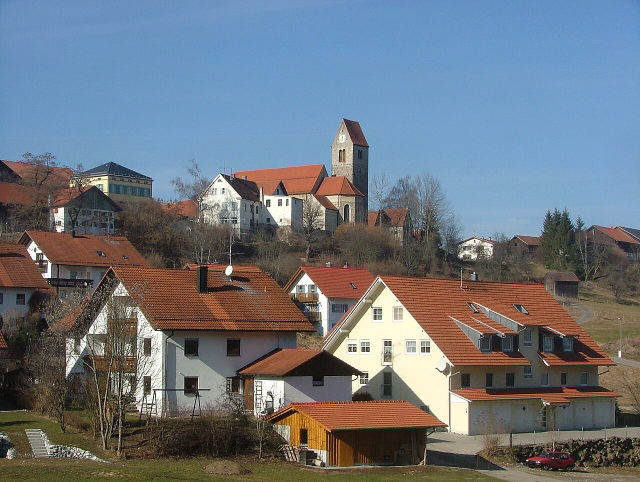 Blick aus dem Günztal auf die Häuser und die Kirche von Böhen