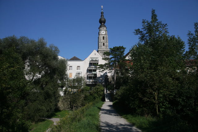 Blick über den Gartenbereich zur Stadtpfarrkirche in der Braunauer Altstadt