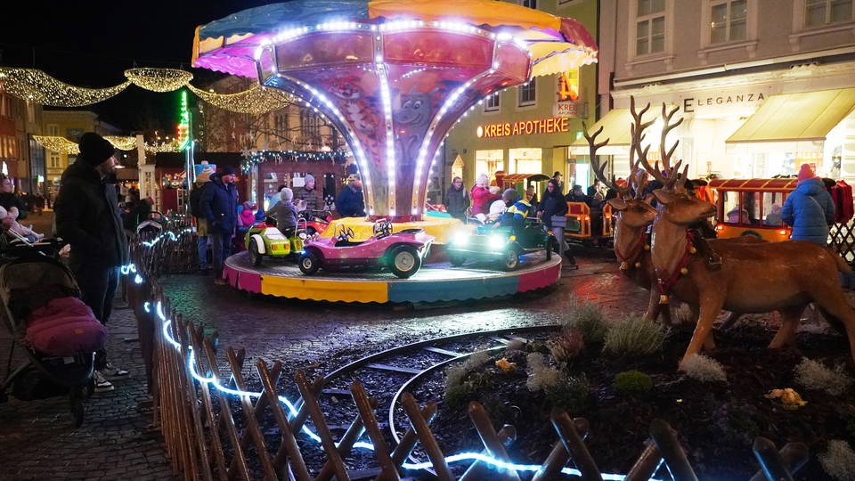 Kinderkarussell am Villacher Hauptplatz in der Adventszeit