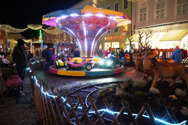 Kinderkarussell am Villacher Hauptplatz in der Adventszeit