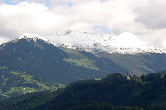 Grünes Inntal bei Weerberg mit Schnee auf den hohen Berggipfeln