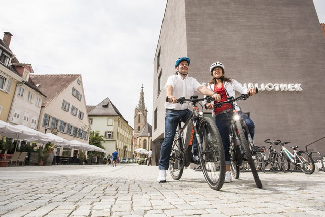 Radfahrende vor der Stadtbibliothek Rottenburg
