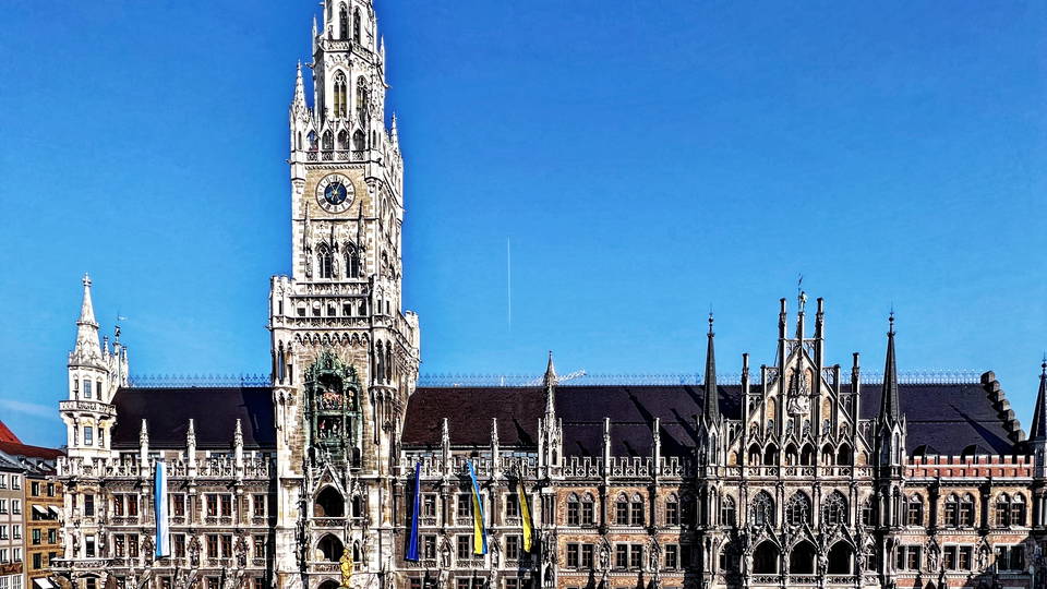 Neues Rathaus am Münchner Marienplatz außerhalb des Stadtgeburtstags