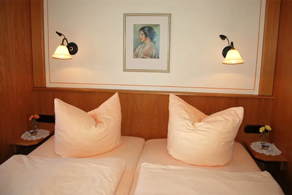 Schlafzimmer des Appartements mit Doppelbett