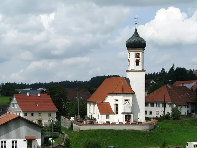 Die Kirche St. Laurentius markiert den Ausgangspunkt der Enkenhofener Runde.