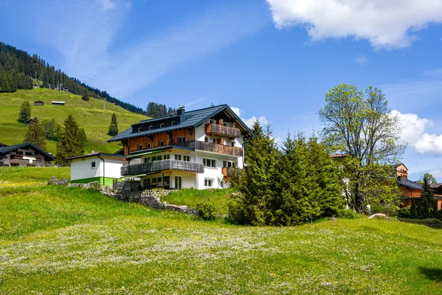 Das Kleemanns zwischen Wiesen in Mittelberg