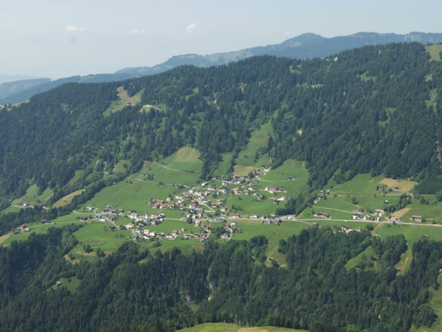 Blick auf Laterns und die bewaldeten Hänge des Laternsertals