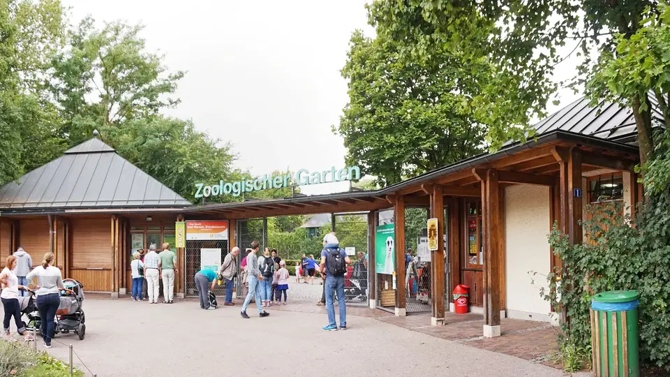 Eingang zum Zoo Augsburg mit Besucherinnen und Besuchern.