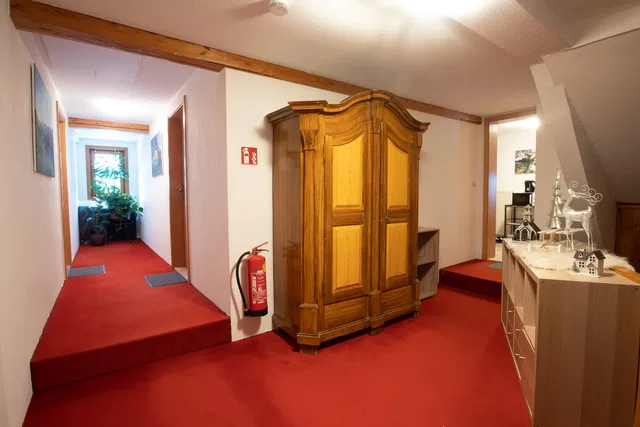 Flur mit Holzschrank im Ferienhaus
