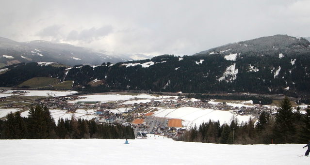 Winterlicher Blick auf Flachau von einem Berghang