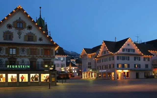 Der Dornbirner Marktplatz ist Start und Ziel der Graveltour; das Foto zeigt ihn am Abend.