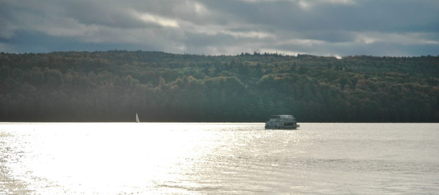 Blick über den See auf den Bodanrück bei Bodman mit einem Schiff