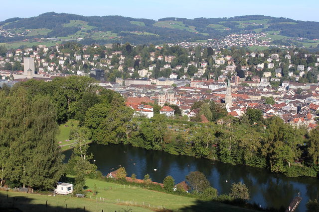 Blick über die Drei Weieren auf die Altstadt und die Hügel von St. Gallen