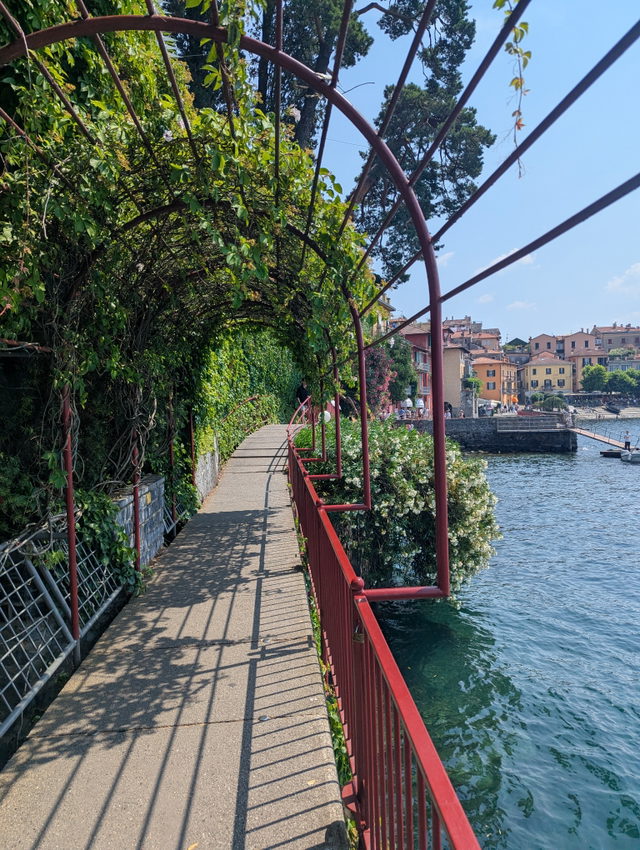 Rote Geländer und bewachsene Pergola der Passeggiata degli Innamorati am Comer See in Varenna